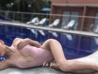 Nia_Gomez
